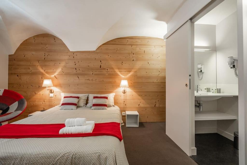 Aya, Moderne Dans Le Coeur Du Village